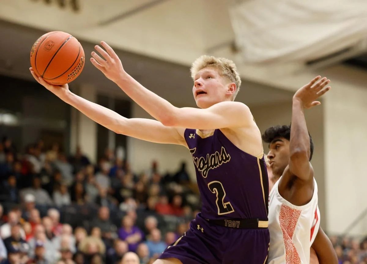 2025 Andrew Moore - 1️⃣7️⃣ points in the W vs Chaminade to advance to the final 4️⃣ vs Kickapoo. Drew did a little bit of everything last night. #Production (📸:<a href="/mgphoto314/">Michael Gulledge</a> )