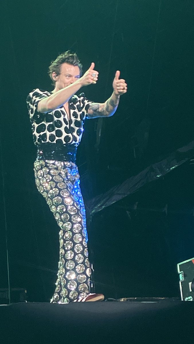 HL Daily On Tour on Twitter "Harry throwing up a peace sign! ️ 