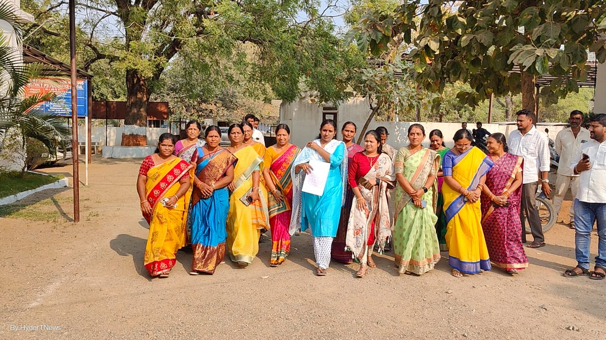 DVS_BRS's tweet image. బీఆర్ఎస్ ఎమ్మెల్సీ @RaoKavitha అక్క పై బండి సంజయ్ వ్యాఖ్యలను తీవ్రంగా ఖండిస్తు,ఎంపీపీలు,జెడ్పీటీసీలతో కలిసి బండి సంజయ్ ని అరెస్ట్ చేసి చట్టపరమైన చర్యలు తీసుకోవాలని @SpJagtial గారికి ఫిర్యాదు చేయడం జరిగింది. 
#TelanganaFightsFascistModi
#WeStandwithKavithaakka 
#ModiRuleIsEDRule