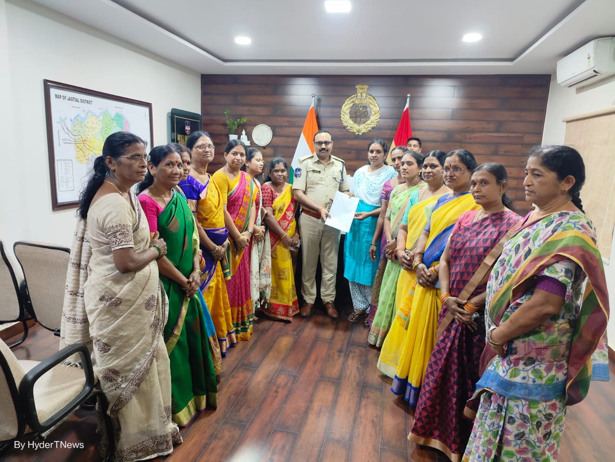 DVS_BRS's tweet image. బీఆర్ఎస్ ఎమ్మెల్సీ @RaoKavitha అక్క పై బండి సంజయ్ వ్యాఖ్యలను తీవ్రంగా ఖండిస్తు,ఎంపీపీలు,జెడ్పీటీసీలతో కలిసి బండి సంజయ్ ని అరెస్ట్ చేసి చట్టపరమైన చర్యలు తీసుకోవాలని @SpJagtial గారికి ఫిర్యాదు చేయడం జరిగింది. 
#TelanganaFightsFascistModi
#WeStandwithKavithaakka 
#ModiRuleIsEDRule