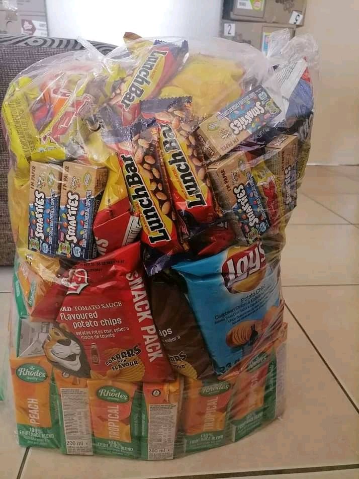 Mprizzaa's tweet image. 20 Lays
20 Chocolates
20 Juices
Or 20 Buscuits/Smarties 
R380 or R195 half of everything. Delivery CBD Cape Town
#Zuki #Sundowns