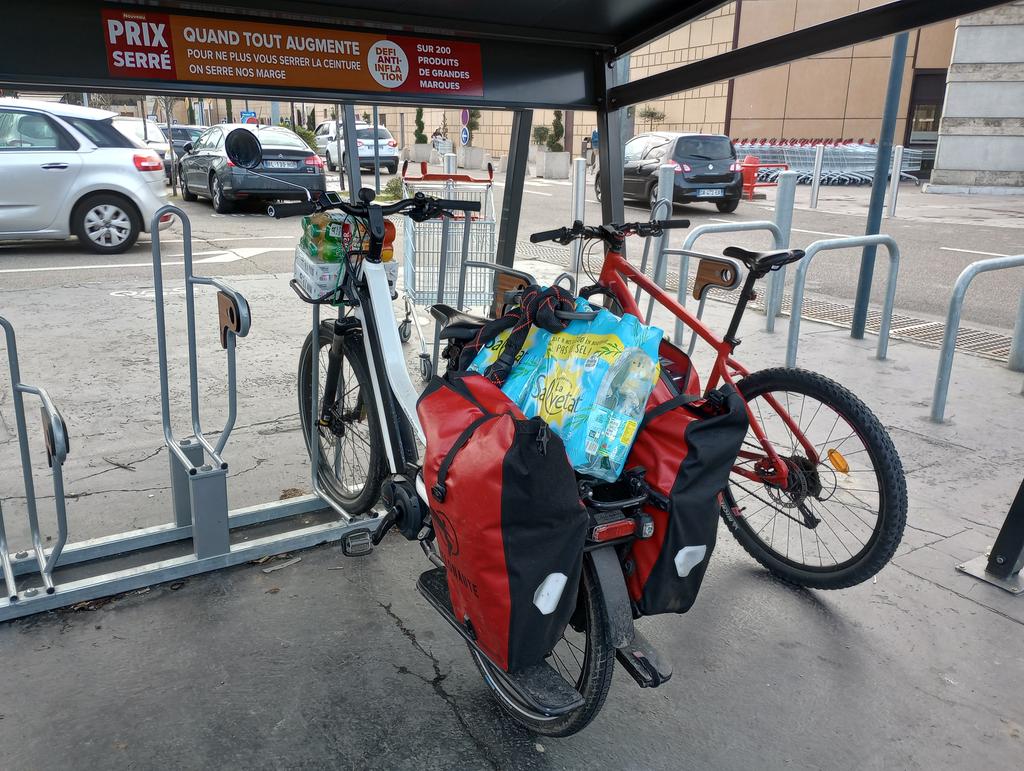 florian_bonet's tweet photo. Le contenu d'un caddie de supermarché plein pour une #famillenombreuse de 5, ça rentre sur un #vélo ✅
Il faut juste prévoir un équipement minimum : 2 sacoches, 1 tendeur et une sangle. C'est rangé en 5min 👌
Merci @CarrefourFrance pour le stationnement sécurisé et abrité ☔ https://t.co/be0byNObBJ