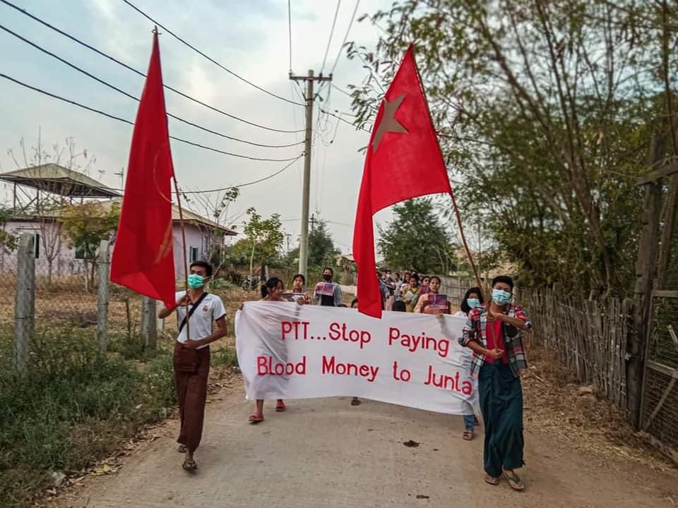 katycho22222's tweet photo. #LetpadaungTaung area Revolutionary Alliance Strike marched &amp; chanted revolutionary slogans to overthrow the military dictatorship,despite the Junta’s brutalities.
🙏🏽✊🏽💪🏽

#2023Mar11Coup #BoycottPTT #US_SanctionMOGE #PTT_MustStopPaymentToJunta https://t.co/WoNAY1p5b0