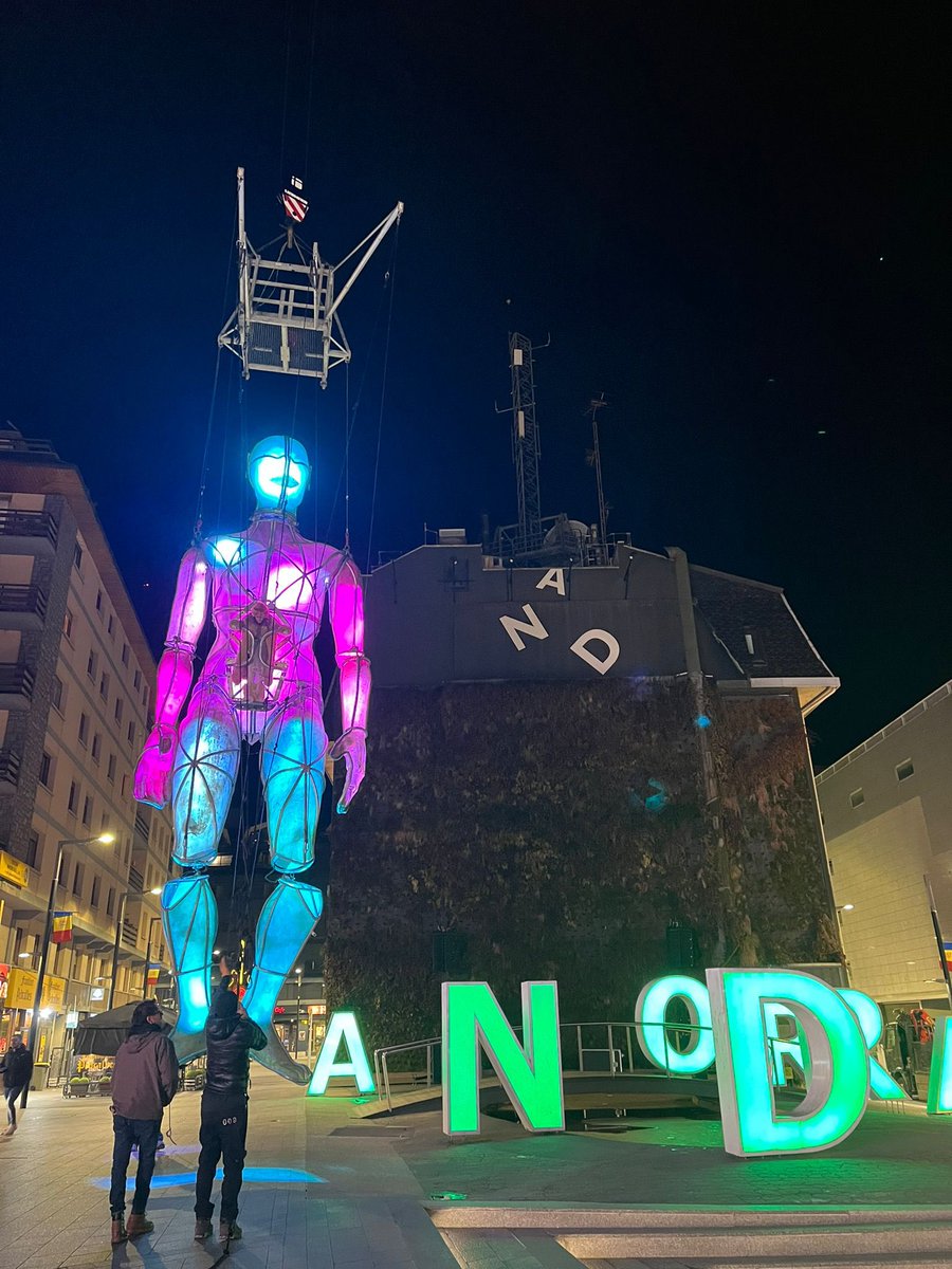 Avui #LaFuradelsBaus escalfarà motors per a la celebració de les Finals de la Copa del Món Andorra 2023 @Soldeu. Serà un macroespectacle a mode de rua furera per l'eix comercial andorrenc: arrencarà a les 19 h a la plaça Coprínceps d’Escaldes-Engordany.