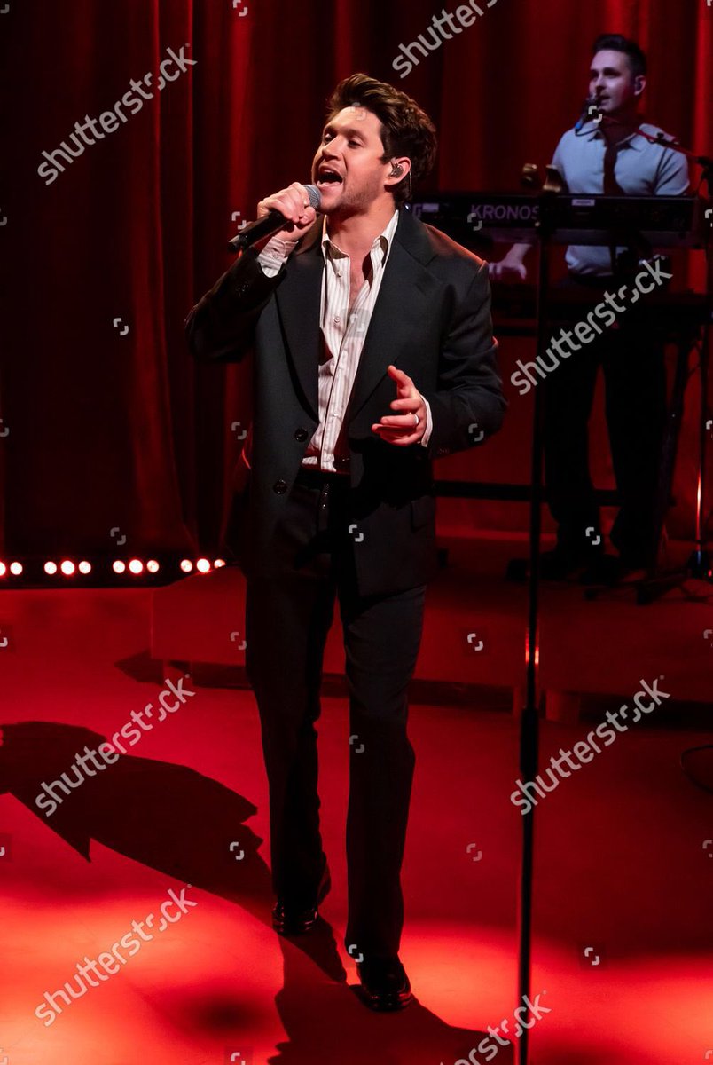 nhtoursmedia's tweet photo. 📸| Mas de Niall durante su presentacion de Heaven para Jonathan Ross Show!! https://t.co/llHyHIMxaD