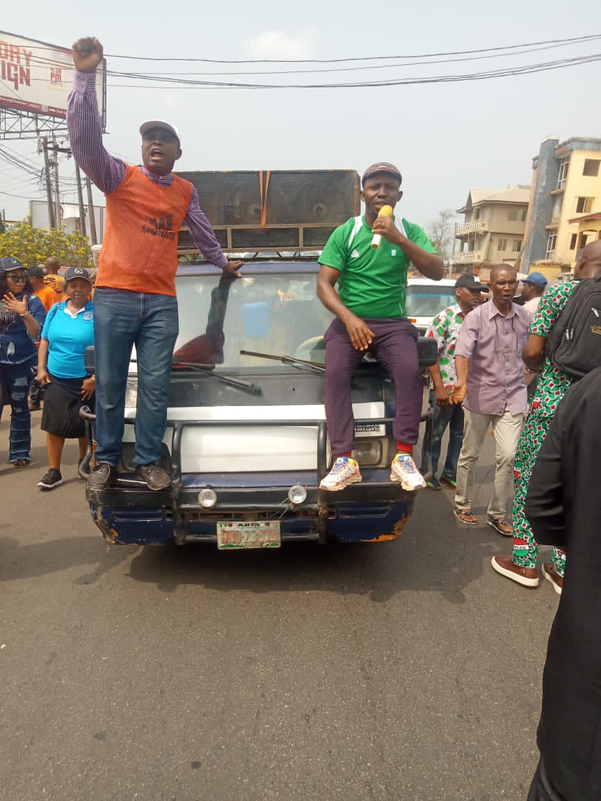 naatmouau's tweet photo. Plights of Abia workers and pensioners @NLCHeadquarters picketed @NG_AbiaState government led by @AbiaStatePDP   @GovernorIkpeazu came up with a last minute promotn pronouncement that has no financial backing.
Obey Court Order
@naatoauife
#19years 
KudabankScam https://t.co/TgrGUwidET