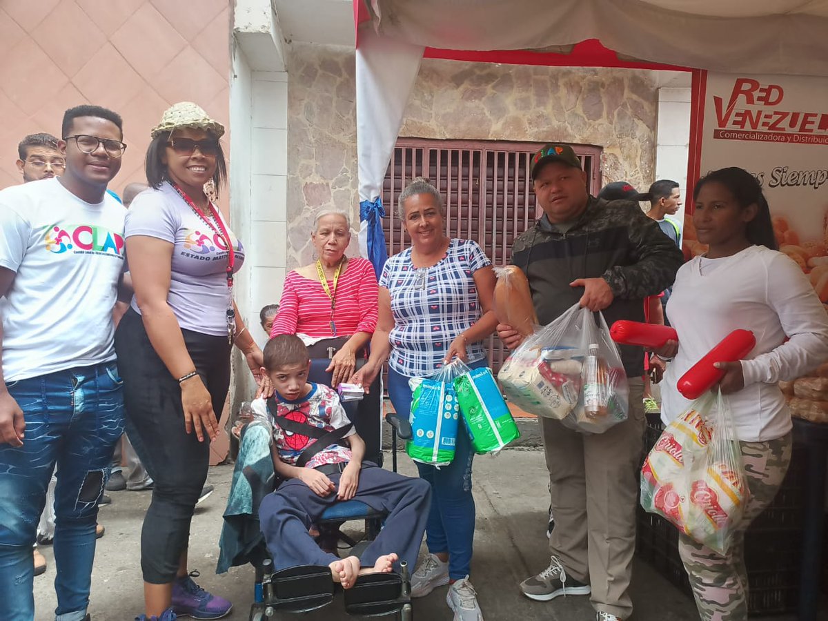 RABSA_OFICIAL's tweet photo. #Envivo en el eje 7 de Mamera, Antimano de #Caracas el presidente de la Red de Abastos Bicentenario @rcamposc70 acompaña nuestra Feria del Campo Soberano beneficiando a más de 9700 personas con 22 Ton de proteínas verduras Así celebramos #7añosClap #IICongresoClap
#11Mar https://t.co/sjikWL5MTD