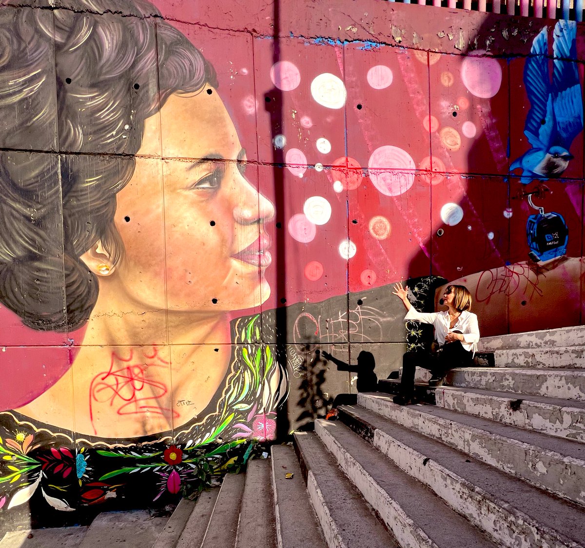 monicagarzag's tweet photo. Esta semana grabé en Iztapalapa, que me encanta porque me conmueven sus paredes,sus dibujos,su gente,su forma tan particular de ser comunidad y esa belleza entre el color y la oscuridad de sus historias…
Verán las imágenes esta noche en #CharlasconMonicaGarza @adn40  10pm. https://t.co/dZyLfNHBpy