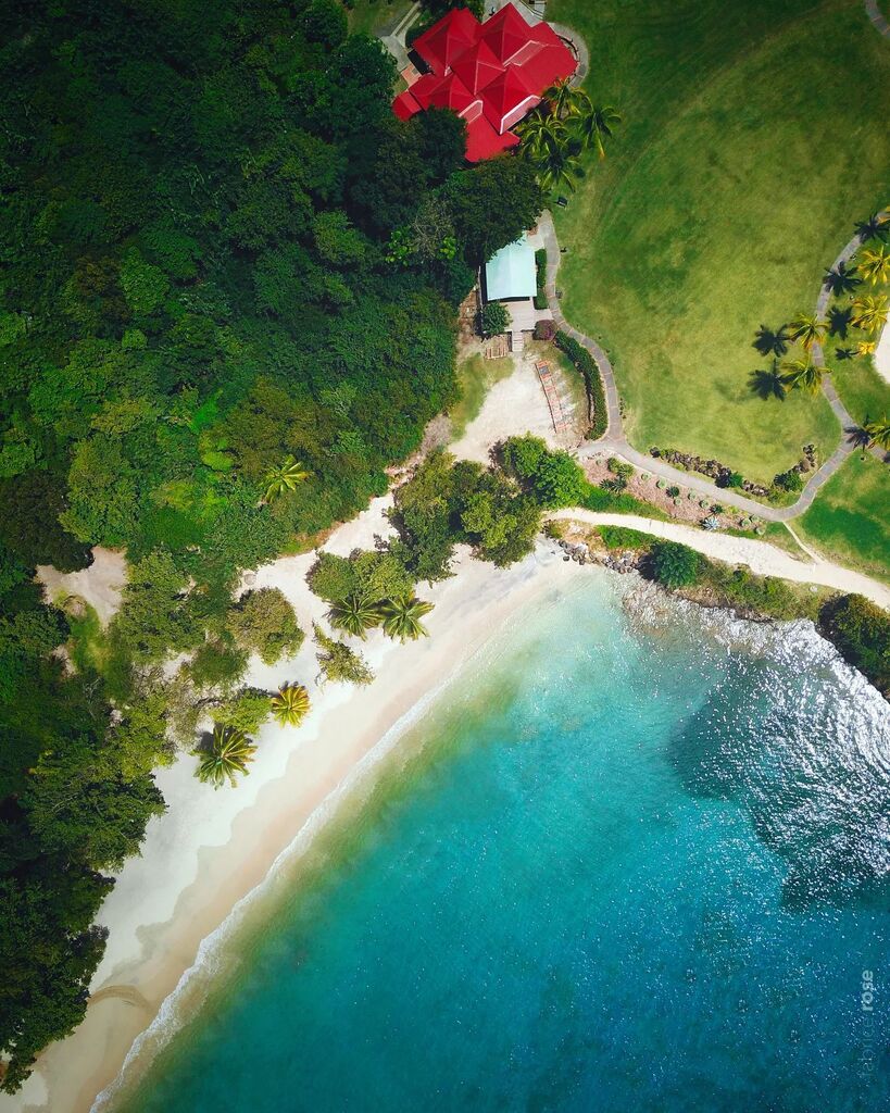 La jolie plage de Pont Café à Sainte-Luce, et le village Pierre &amp; Vacances avec l'un de ses toits rouges.

#pontcafe #sainteluce #pierreetvacances #martinique #martiniquebeach #martiniquetourisme #travelcaribbean #travelbucketlistideas #djiglobal #dronep… instagr.am/p/CpplvHgsj0j/