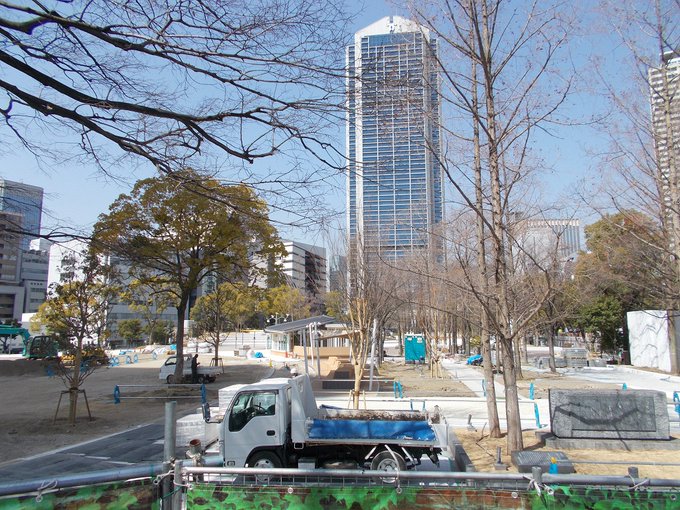 金色のコルダの街、神戸からこんにちは。市役所南の広場です。本日3/11の時点では工事が続いています。完成予定は未確認です