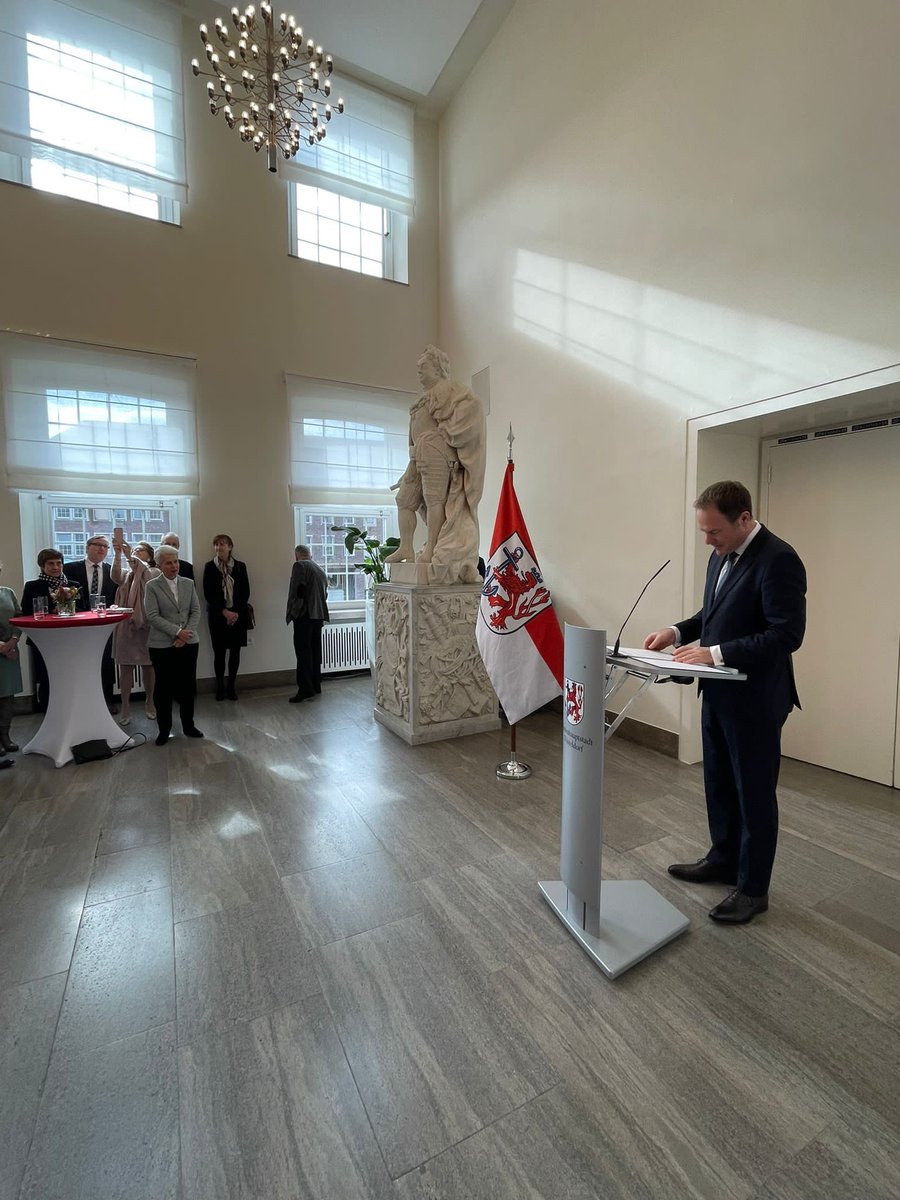 Mit einem lachenden und einem weinenden Auge wurde ich heute von OB <a href="/drkeller2020/">Dr. Stephan Keller</a> und vielen Mitstreitern aus der #Kommunalpolitik verabschiedet. Danke für 24 fantastische Jahre. Kommunalpolitik ist die Basis unserer Demokratie und eine unterschätzte politische Königsdisziplin.