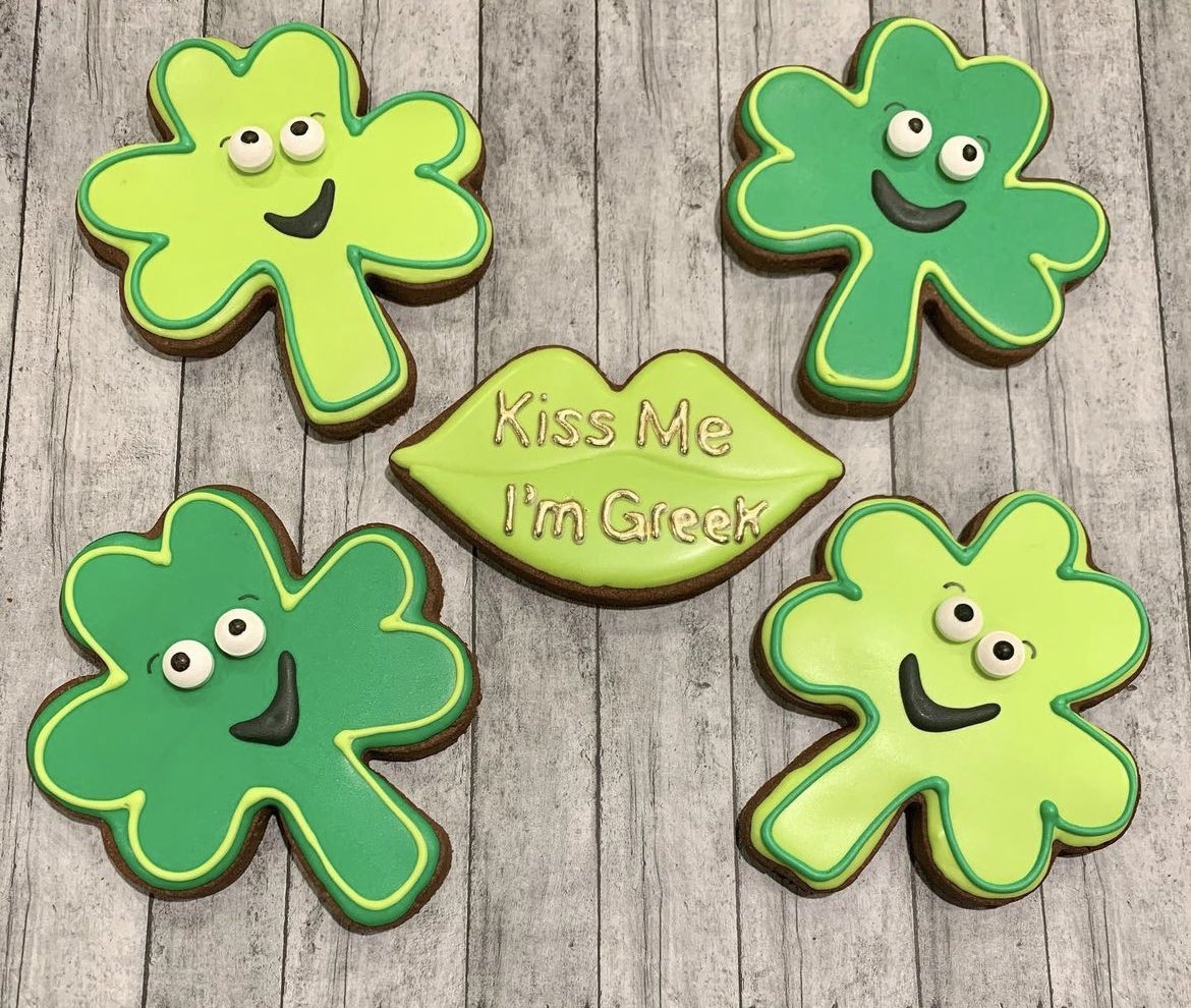 You don’t have to be Irish to enjoy these St. Patrick’s Day treats! #kissme #stpatricksdaycookies #happystpatricksday #sugarcookies #cookieart