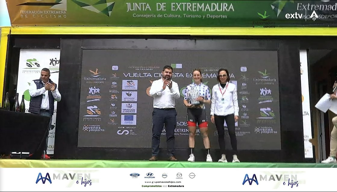 La líder de los esprints especiales <a href="/M_ColesLyster/">Maggie Coles-Lyster</a> (<a href="/ZaafCyclingTeam/">Zaaf Cycling Team</a>) recibe su maillot
#VueltaExtremaduraFem23
<a href="/Junta_Ex/">Junta de Extremadura</a> <a href="/Ciclismoextrema/">Federación Extremeña de Ciclismo</a> @DXTextremadura
#estamosdevuelta