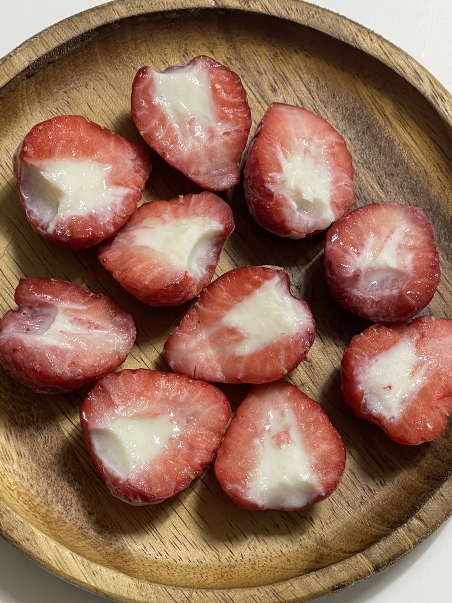 🍓🍓📢딸기철이다!!!!📢🍓🍓

딸기 가운데 작은 홈을 파서 연유를 채워넣고 
살짝 얼렸다가 꺼내 반으로 가르면..
얼려서 서걱해진 과육의 식감과 달달 상큼함이 
한입으로 만든 딸기빙수 그 자체 🥹🍧🍓
너무 맛있음 제발..딸기철을 놓치지마요🥹