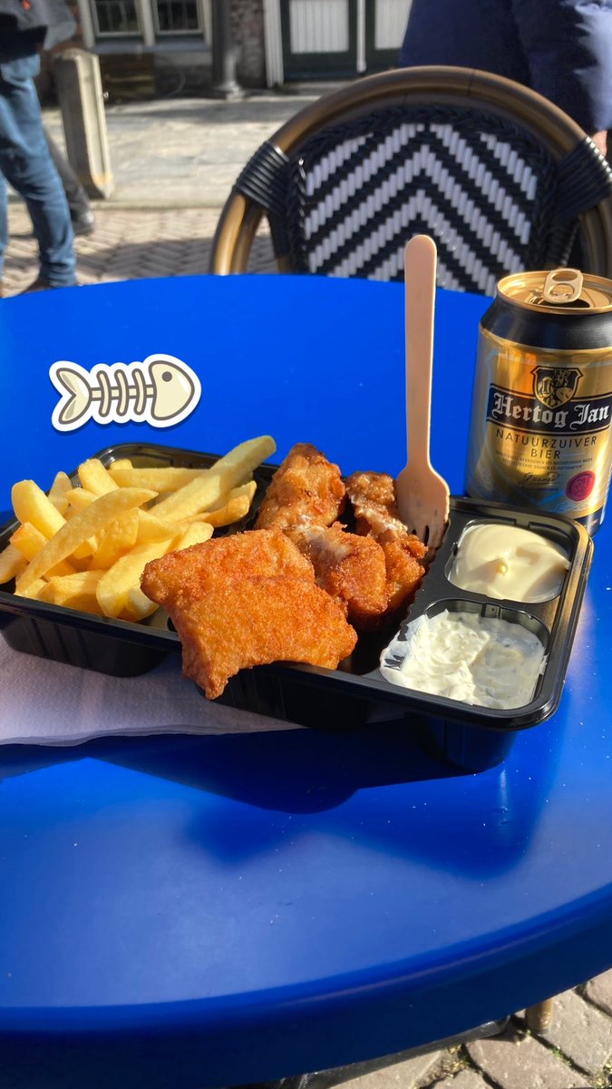 Cachorryx's tweet photo. Mamalon!!! (@ Fish &amp; Chips Volendam in Volendam) https://t.co/FFvETV5Ixn https://t.co/6RJuIvFXtK