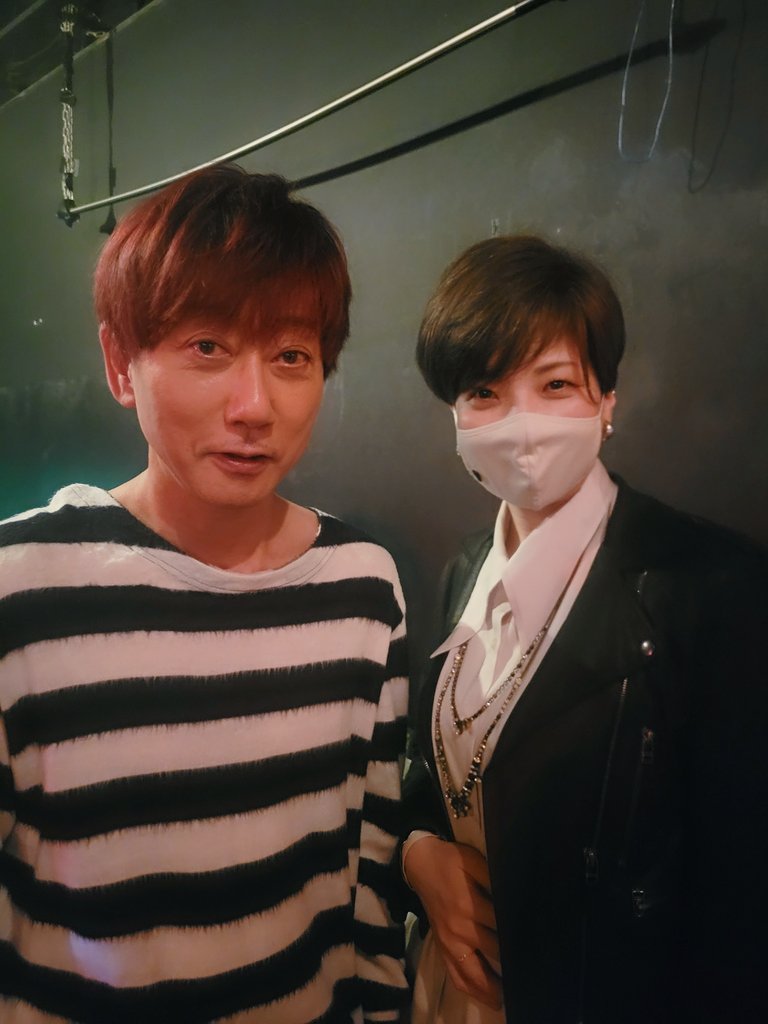 you_mon's tweet photo. それにしても竜太さんて大物ミュージシャンのサポートとかでめちゃくちゃ忙しいはずなのにファンのSNSをちゃんと見てはるからすごいよなぁ、、
年に一回くらいしかお会いできないのに会うと必ず「ゴルフのスコアどう?」って聞いてくれはるからびっくりする🙄
#DosLuna #坂本竜太 https://t.co/IxatIE9W7s