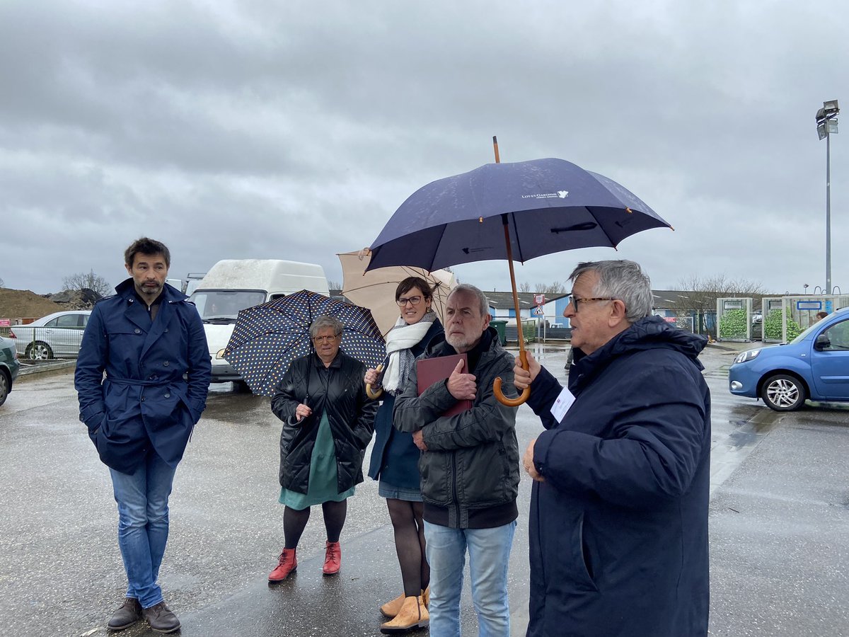 🍃Avec l’association citoyenne <a href="/EnvieAgen/">Envie d'Agen</a>, nous sommes allés à la rencontre des agents et usagers de la #déchèterie de Boé.
📑 Ils nous ont remis les 1246 signatures de leur pétition.
❗️Suite à la suppression du ramassage des #DéchetsVerts, le volume a ici été multiplié par 6.