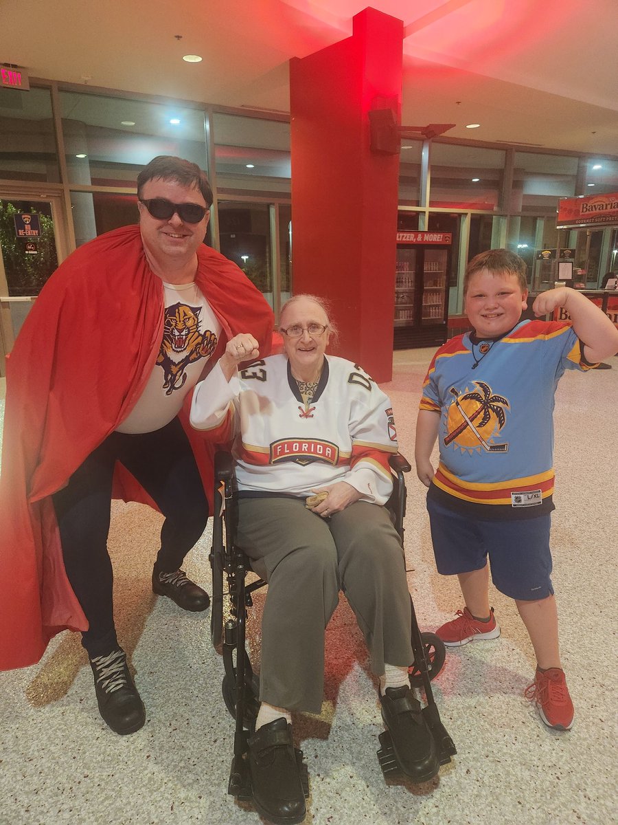 FP_Superfan's tweet image. Me and Mom celebrating the sweet comeback victory with this guy!