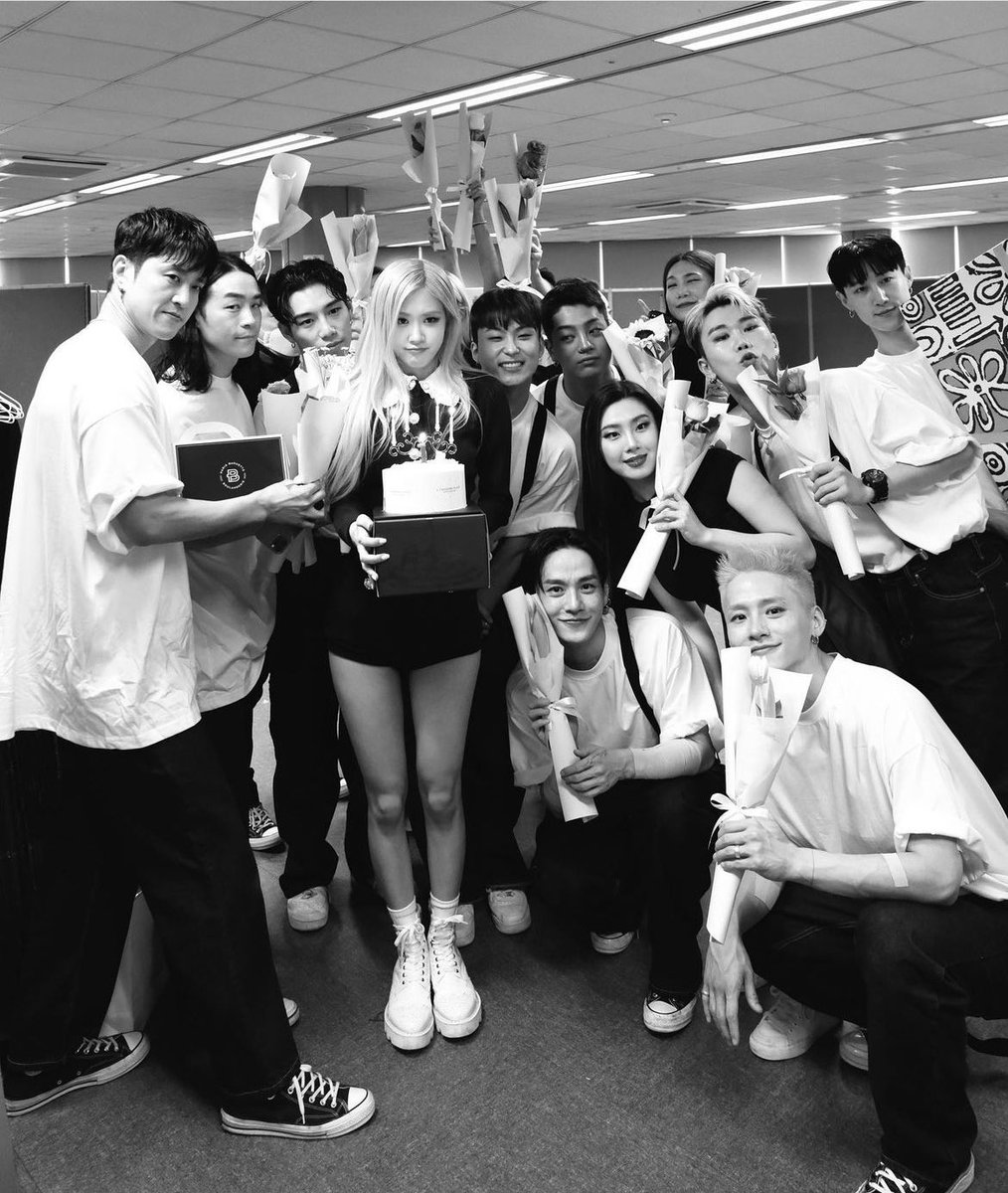 Happy 2 Years to this debut masterpiece. Proud of you always, Rosé 🖤

ROSÉ SOLO ANNIVERSARY
#TwoYearsWithR
#챙더그라운드_이주년_축하해