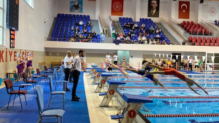 Yüzme Federasyonu 11-12 Yaş Ulusal Gelişim Ligi Projesi Birinci İl Vize Yarışları Nazilli Yarı Olimpik Yüzme Havuzumuzda devam ediyor. 🏊‍♀️

Hafta sonu iki gün sürecek yarışlarda minik yüzücüler en iyi dereceyi elde etmek için kulaç atıyor.🏅

Tüm sporcularımıza başarılar dileriz👍