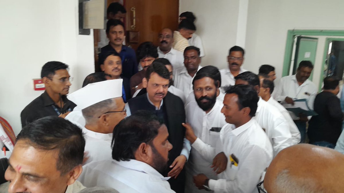 Padalkar9Nath's tweet photo. सर्वसमावेशक विकासाची दिशा देणारा शक्तिशाली अर्थसंकल्प २०२३ मांडणारे दूरदृष्टीचे नेतृत्व मा.उपमुख्यमंत्री देवेंद्रजी फडणवीस यांचा सत्कार विधानभवन परिसरातच तत्काळ करण्यात आला. 
@Dev_Fadnavis
@cbawankule
@BJP4Maharashtra
@GopichandP_MLC 
#BudgetSession2023 
#Dhangar #Ramoshi #Wadar https://t.co/Z4upIPBjwN