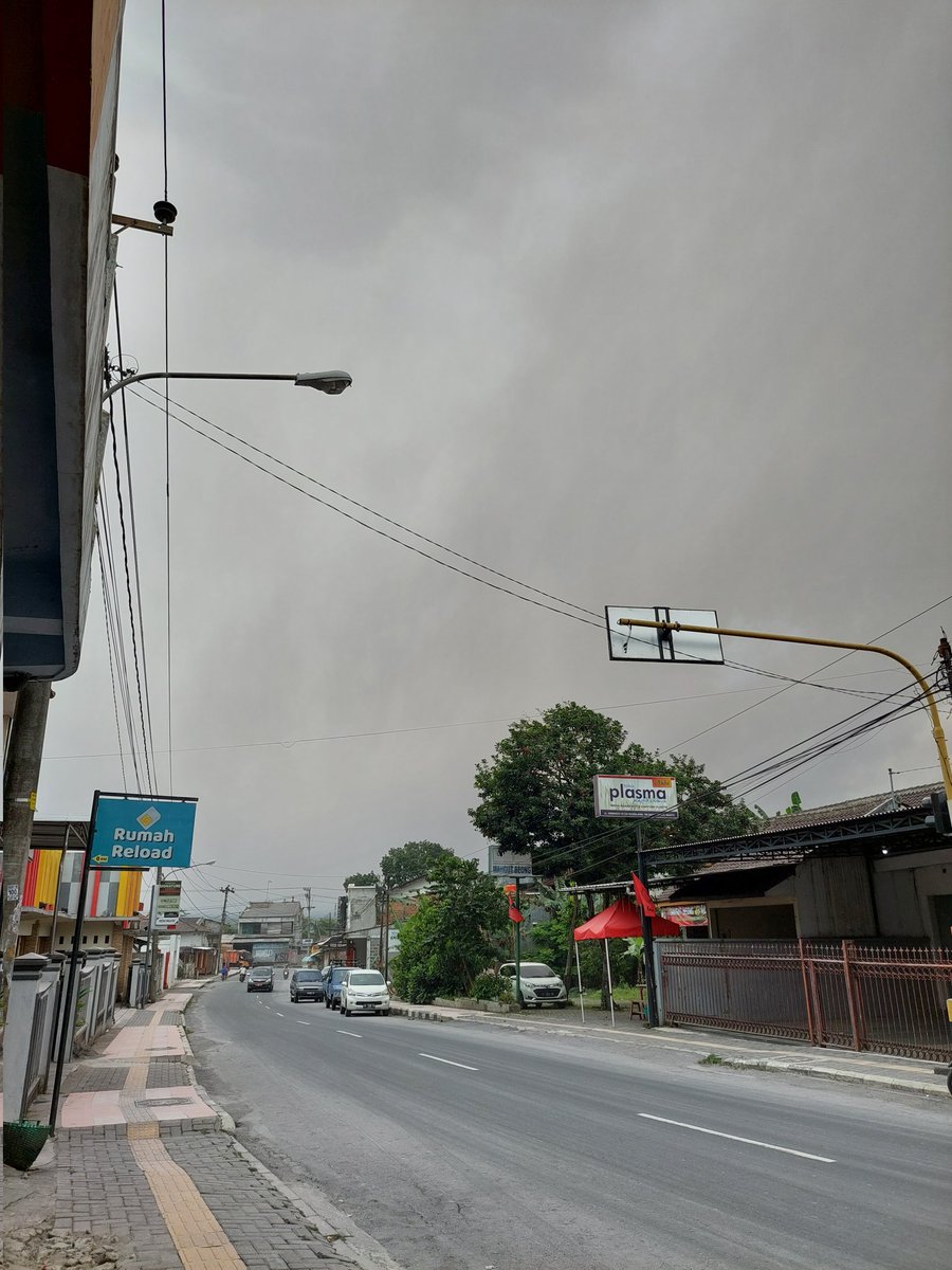 Sheylla_Ay's tweet photo. Masih hujan abu #merapi https://t.co/KOWZEZV5U4