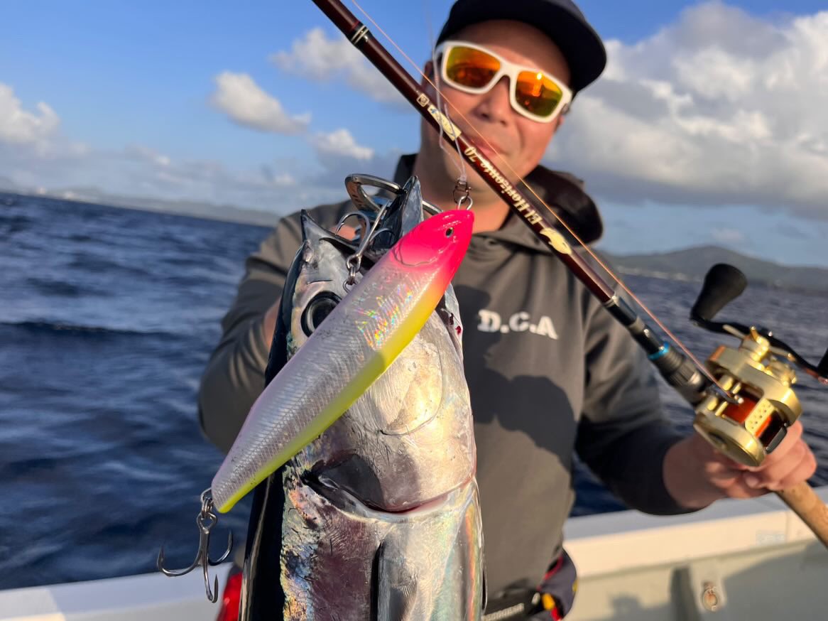 d_c_a_okinawa's tweet photo. トップの釣りはやっぱドキドキが止まらないですねー♪
#dca
#dreamchasingangler
#夢追う釣り人
#dcaジェットキャップ
#dcaドライジップパーカー
#tulala
#tulalajp
#babyface_japan
#オフショアキャスティング
#誘い出し
#トップウォーターフィッシング
#沖縄
#恩納村
#第二博丸
#第二宗丸 https://t.co/lXgrli5upA