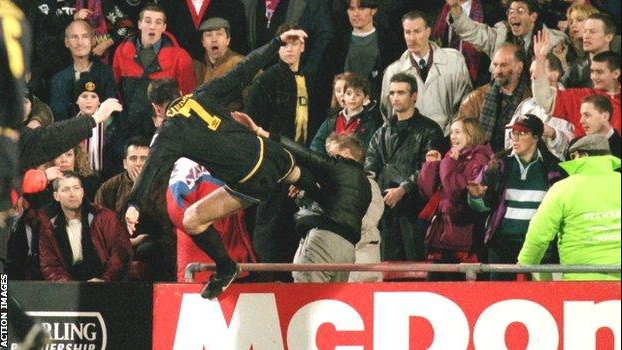 FutebolVerdad's tweet photo. A voadora de Éric Cantona em um hooligan

De todos os títulos, prêmios e gols, um lance ficou marcado na carreira de um ídolo do Manchester United. A voadora de Éric Cantona em um hooligan fascista fez do francês imortal na história do futebol inglês.

Vem com a gente nesse fio🧶 https://t.co/PsRBHgZPTO