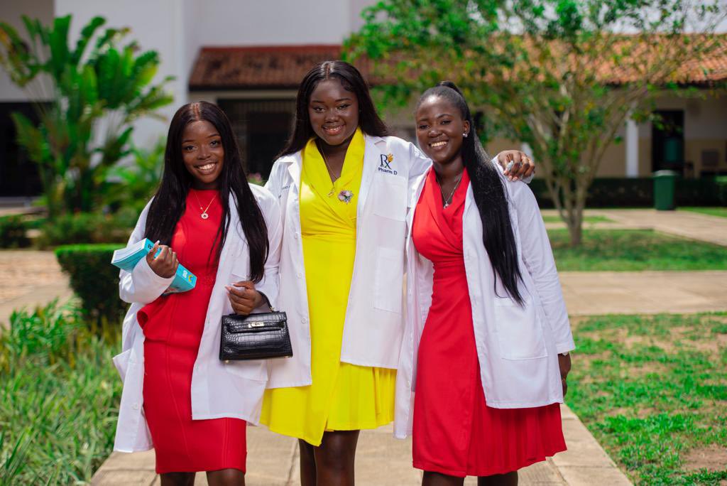 Definitely feels good to put on this white coat and represent the next generation of healthcare providers! 🤭 #futuredoctor #whitecoat 
#laprimera #wcc