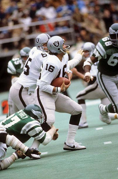 Claude Humphrey sacks Jim Plunkett as the Eagles win the wrong game vs. Oakland in 1980. @Ol_TimeFootball @NFL_Journal #Eagles @PHLEaglesNation @UKEagles_ @BritishEagles @EROCK_Eagles @eagles