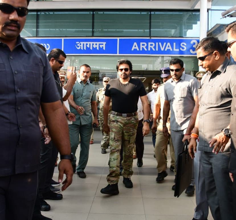 saisawari's tweet photo. #pavankalyan అన్నయ్య మీరే పోసులకు మేము ఫ్యాన్స్ గా సంతోషిస్తున్నాము కానీ జనాల ఓట్లు కావాలి
#కాటమరాయుడు new look https://t.co/ESIN8aFojU