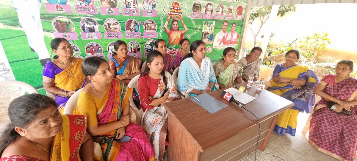 DVS_BRS's tweet image. మహిళా సాధికారత కోసం తెలంగాణ ప్రభుత్వం కట్టుబడి ఉన్న నేపథ్యంలో.. కేంద్రంలో అధికారంలో ఉన్న బీజేపీ కూడా తన పరిధిలో ఉన్న మహిళా రిజర్వేషన్ల అంశాన్ని వేంటనే పరిష్కరించాలని కోరుతూ జెడ్పీటీసీలు,ఎంపిపిలతో మీడియా సమావేశం నిర్వహించడం జరిగింది
#WeStandwithKavithaakka 
#ModiRuleIsEDRule