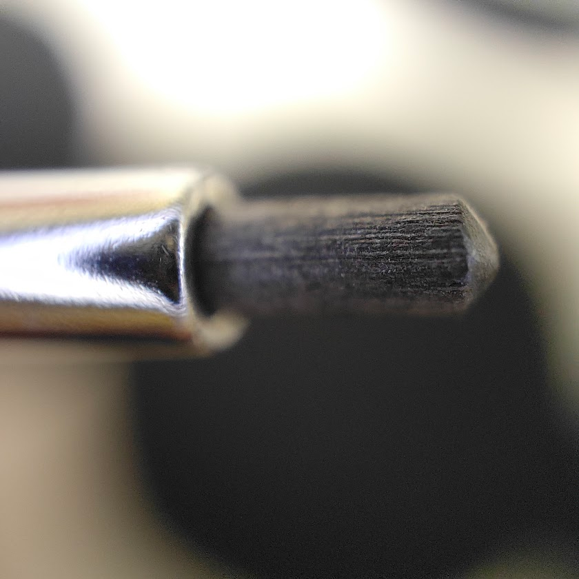 maayan_lefty's tweet image. いっときクルトガKSモデルを使ったら、芯先がこんな感じに。にしても、シャー芯の素材まで写してしまうOPPOのスマホやばい。こればかりは私のような人間は買って良かった。最新（日本未発表）OPPO Find X5 Proにはこの機能は付いていなかった気が。
#oppo #oppofindx3pro #クルトガ #クルトガKSモデル