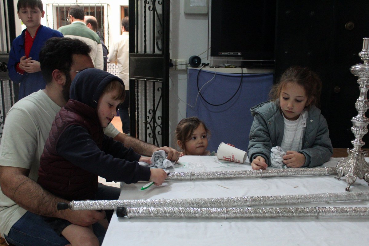 🗞️ NOTICIAS AMOR Y AMARGURA |
📌 Hoy hemos disfrutado del maravilloso "Día de la plata" donde los más pequeños de nuestra Hermandad han aprendido de los mayores el sentido de Hermandad y fraternidad.
🤗 Orgullo de todos los que forman parte de esta Hermandad

📸 <a href="/rubenmonte08/">R.MONTE</a>