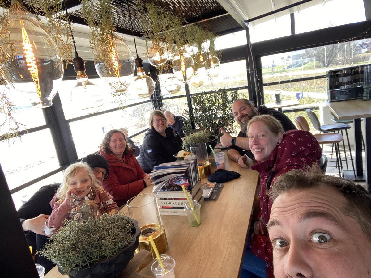 Met onze werkgroep sloten we vanmiddag af bij Twins Aan De Waal. Volgende week zijn de waaloevers aan de beurt tijdens de Landelijke Opschoondag. Check onze website voor alle info. #TielTipTop