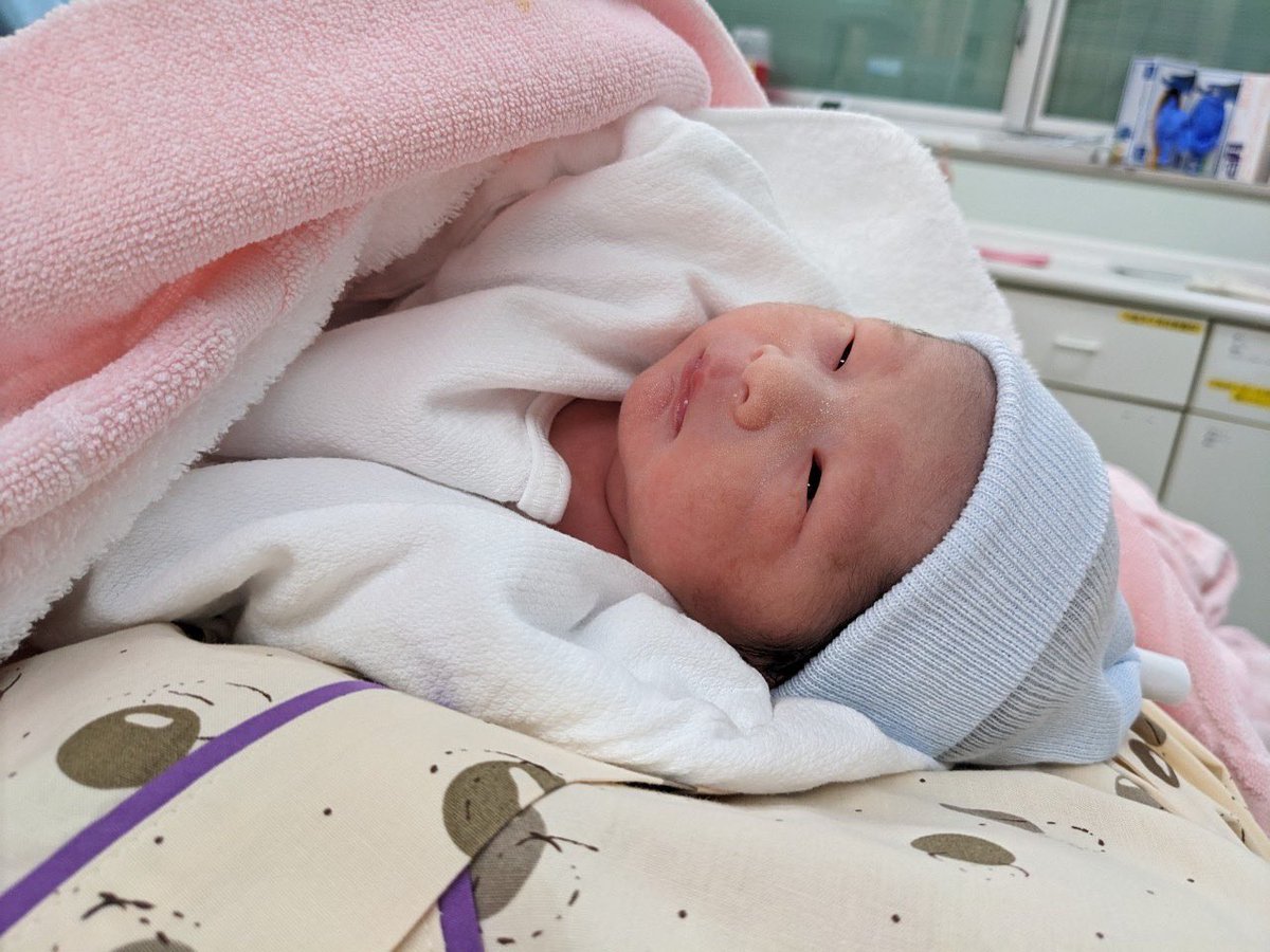 男子生まれました。2ヶ月、仕事しながら、１歳、４歳の娘との奮闘記、忘れられない日々だった。色んな人に迷惑かけました。ありがとう！
LINE何十件も、いつも以上にほったらかし、来週返します。