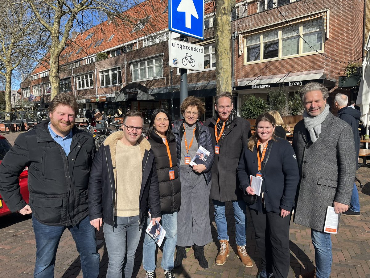 Campagne op de zonnige Binnenweg: flyeren met PS kandidaat Jeroen Boer (#6) en EK kandidaat Rian Vogels. Op naar een mooie opkomst op 15 maart! #stemmen