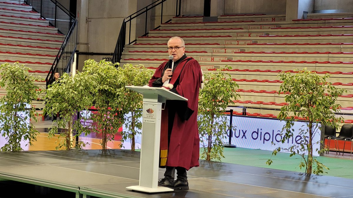 universitereims's tweet photo. Ouverture de la cérémonie de remise de #diplomes de Charleville-Mézières par @Clement_URCA au nom de @GuillaumeGelle. Félicitations à tous nos diplômés. Nous sommes fiers aujourd'hui d'accueillir + de 1000 participants. #RDDCharlevilleMezieres https://t.co/QkeiUm5br8