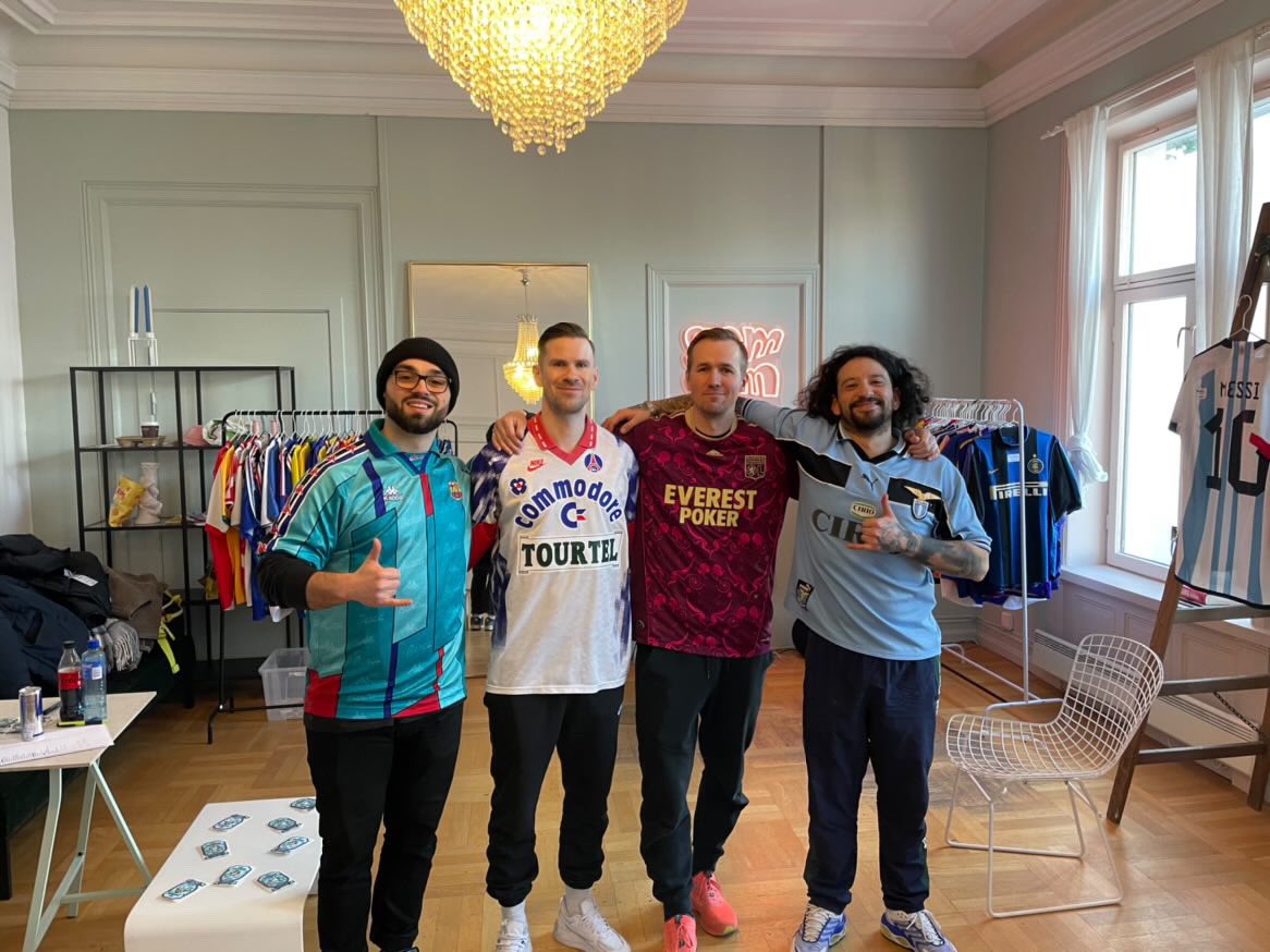 KitHappens's tweet photo. For et helt enormt oppmøte! Tusen takk til alle som kom på Gem Studios i dag!❤️⚽️ https://t.co/azYZQ58KF7