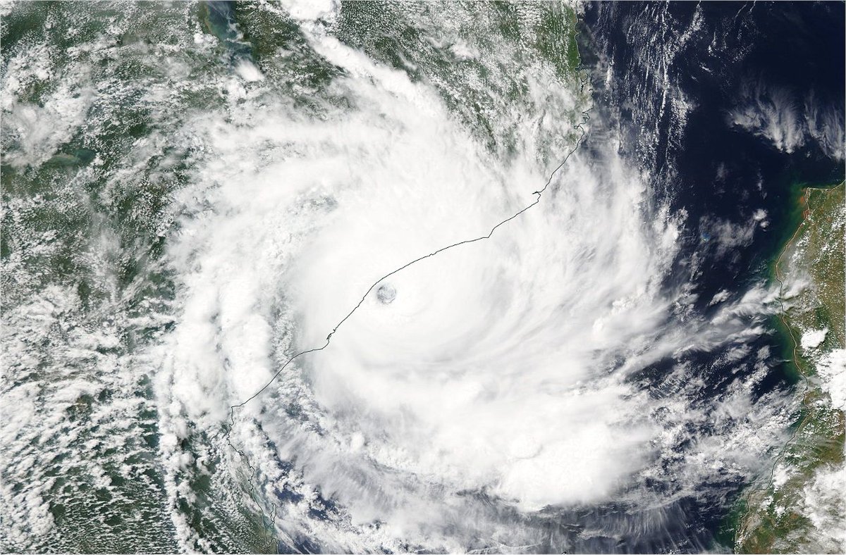 Vue spectaculaire du cyclone #Freddy ce samedi, juste au large de Quelimane #Mozambique. 
Phénomènes de submersion, vents violents et pluies diluviennes attendus. Image sat Aqua/Modis @NASA 