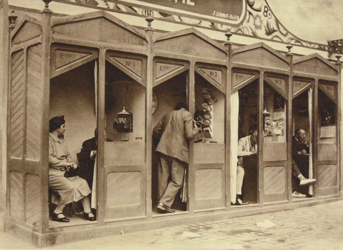 BoigBCN's tweet photo. Casetes d'escrivents a La Rambla.

Palau de la Virreina, Barcelona 1928.

Els escrivents es dedicaven a redactar cartes i documents per gran part de la població que era analfabeta. Els escrivents sabien molts secrets i intimitats dels barcelonins.

📷 Wolfgang Weber https://t.co/9JdaeAAyer
