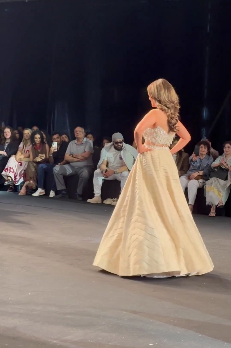 _KAFAWA_'s tweet photo. Proud father @SumanAggarwal16  😍
 @AggNisha  at Lakme fashion week 2023 
#NishaAggarwal https://t.co/lcmgiLppcY