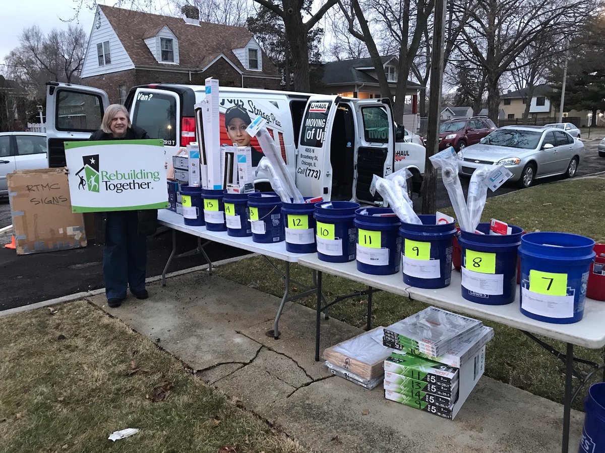RTMetroChicago's tweet image. Our team is out this morning with Local 10 carpenters in Blue Island to make some home repairs and modifications for senior homeowners...we call it Second Saturdays. Thanks so much to the  #Local10 volunteers and @MidAmCarpenters for their continued partnership!
