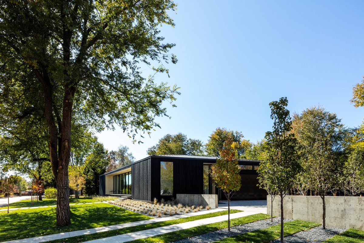 yougotchuck's tweet photo. #Landcaping and architecture work together to create a lot of visual appeal for this #luxuryhome.  https://t.co/kkdpg9RMnm https://t.co/lC5MS5mz7U