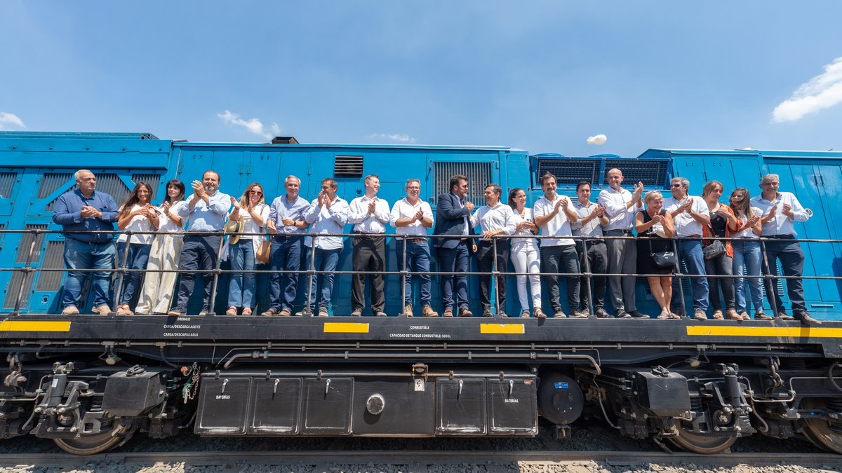 Trenes Argentinos Cargas (@tacargas) on Twitter photo #TrenesEnExpoAgro🚂🌾
El ministro <a href="/DiegoGiuliano/">Diego Giuliano</a> recorrió junto a las autoridades de TAC <a href="/danyvispo1905/">Daniel Vispo</a> y <a href="/martingainza/">Martin Gainza</a> nuestro stand.
⬆️Allí se mostraron los avances en relación al transporte ferroviario de productos agrícolas que respecto a 2019 aumentó un 43%. #TrenesEnExpoAgro🚂🌾
El ministro <a href="/DiegoGiuliano/">Diego Giuliano</a> recorrió junto a las autoridades de TAC <a href="/danyvispo1905/">Daniel Vispo</a> y <a href="/martingainza/">Martin Gainza</a> nuestro stand.
⬆️Allí se mostraron los avances en relación al transporte ferroviario de productos agrícolas que respecto a 2019 aumentó un 43%.