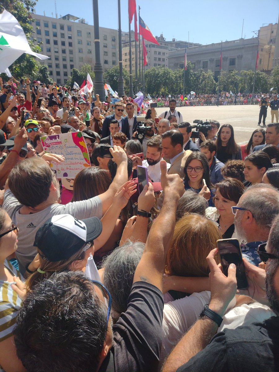 elenaDtroya13's tweet photo. En la plaza con nuestro presidente "TENEMOS PRESIDENTE  NO UN DELICUENTE"‼️‼️💪💪💪🇨🇱🇨🇱🇨🇱 #BoricNoEstaSolo #BoricEstamosContigo https://t.co/BGvVDj2cUH