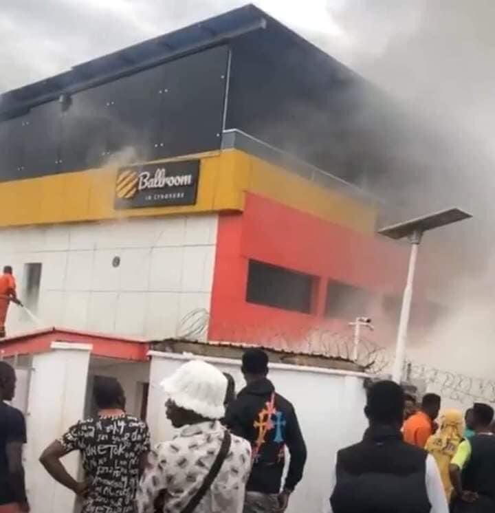 Breaking News:
Popular Ballroom lounge at Otigba in Enugu State currently on fire.

#Naija #Senatepresident #PeterObi