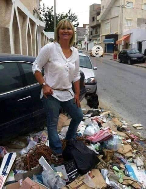 kaddiddo02's tweet photo. سائحة ألمانية🇩🇪 تتصور مع زبل في المغرب🇲🇦 فرحانة أول مرة تشوف زبل😂 https://t.co/JF26ws5aLk