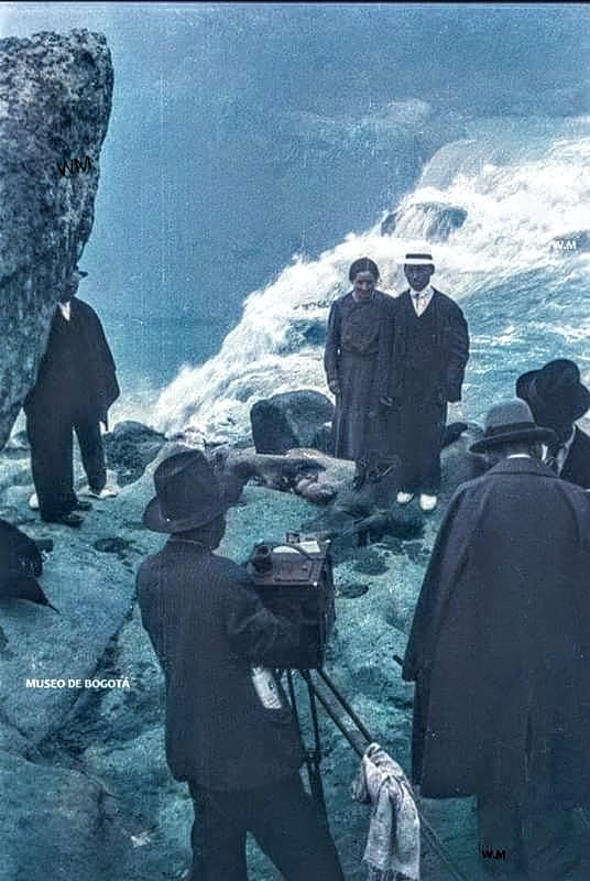 HistoriaFotBog's tweet photo. Foto Agüita en el Salto de Tequendama, colección MdB, Cundinamarca año 1942. https://t.co/b6kgKU9Yuq