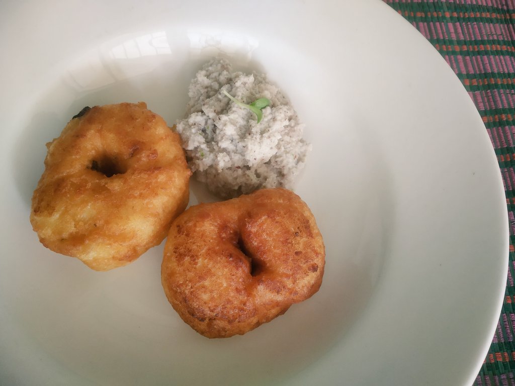 mayurirk's tweet image. Weekend breakfast.

#meduvada
#coconutchutney
#homemade